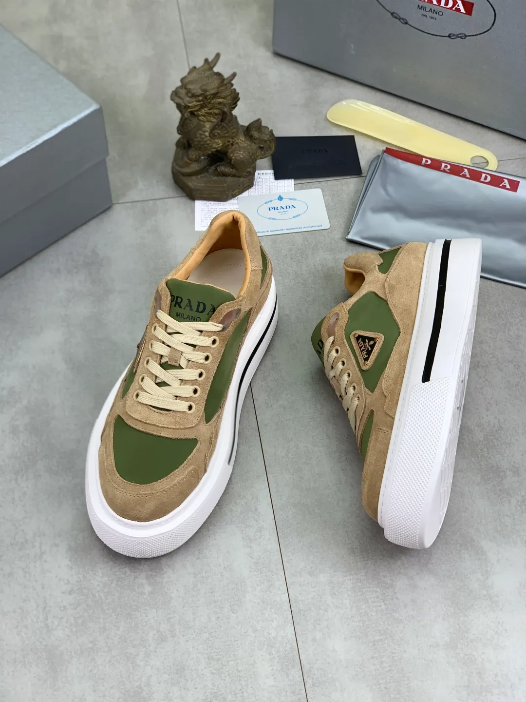 Men's shoes 💰P560💰 [New model] High version official website popular model is on the market, 🆘 Trendy brand (Prada) mainly promotes popular model, avant-garde and versatile fashionable men's shoes private version mold opening, cowhide surface splicing 1:1.. Stylish and simple, original imported cowhide lining cowhide feet; the atmosphere and personality are more fashionable, eye-catching and pursuing class. It will subvert the old idea and be a must-have for fashion trendsetters with you! Must keep it for yourself! Tall and comfortable, large and low, high-end quality workmanship. Size: 38-45; multiple colors available.
